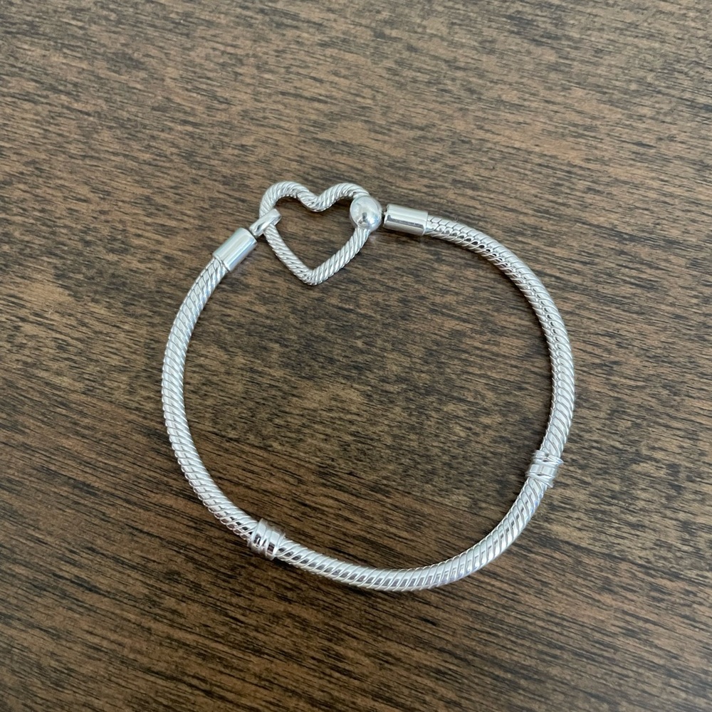 Pandora Snake Chain bracelet with heart closure